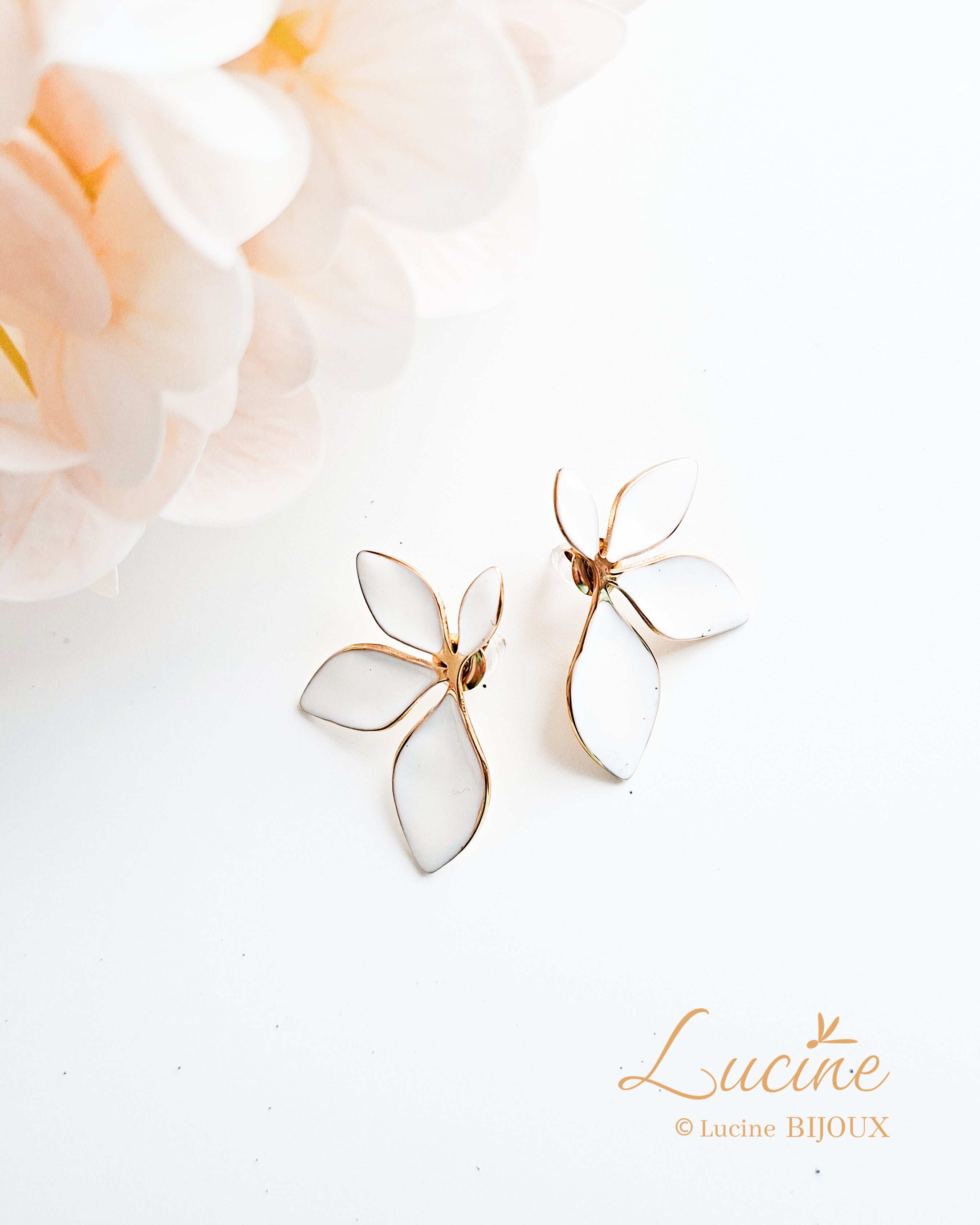 Boucles d'oreilles feuilles blanches