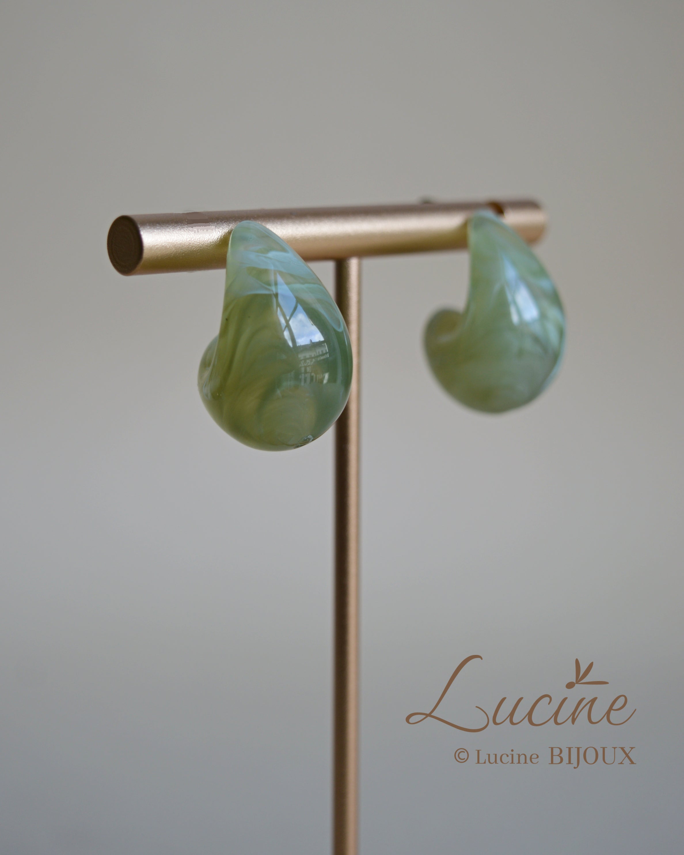 Boucles d'oreilles gouttes translucides - kaki
