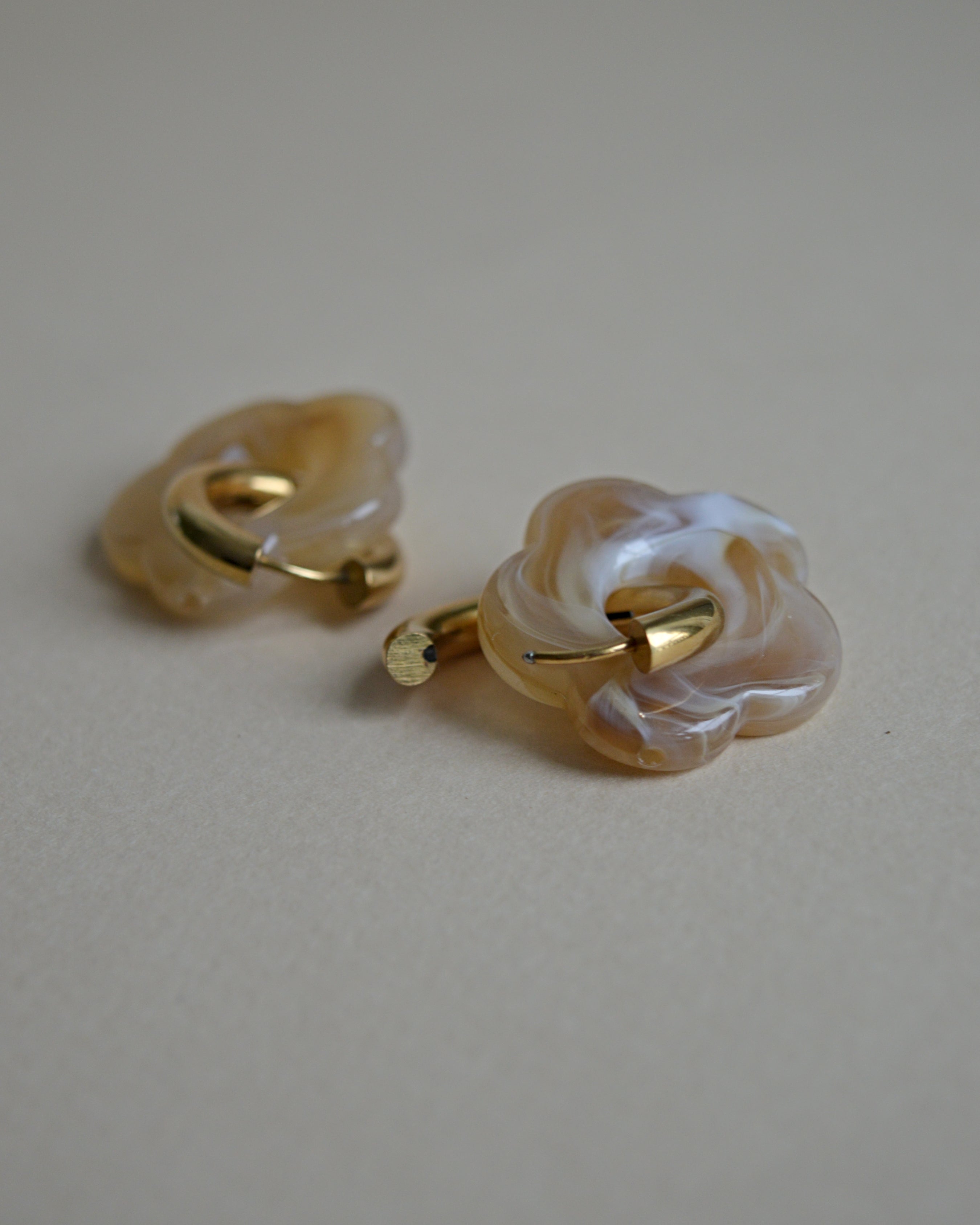 Boucles d'oreilles Constance translucides - beige miel